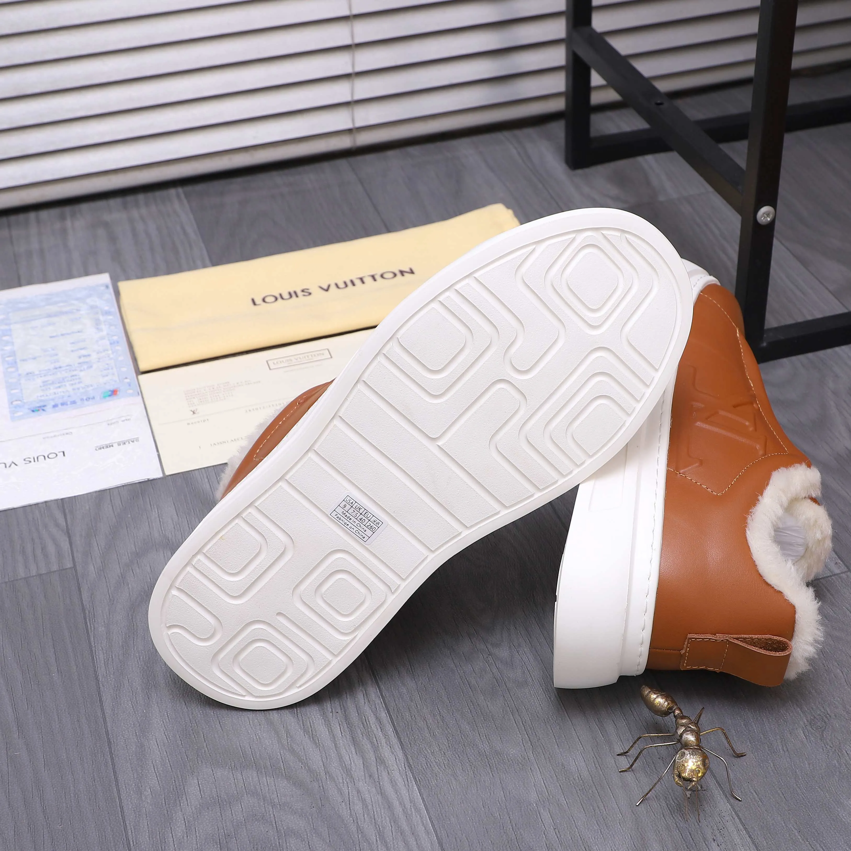Men's shoes 💰p500 Product trademark: LV "Louis Vuitton Winter warm casual men's shoes Regular size: 38-44 Product materials: Selected high-quality cowhide upper, plush lining, rubber outsole